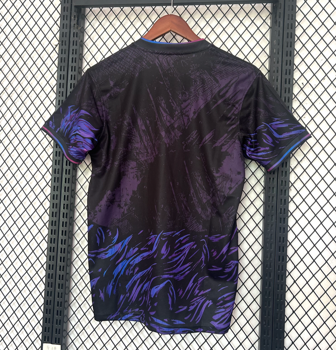 Camiseta de fútbol del FC Barcelona con el león morado